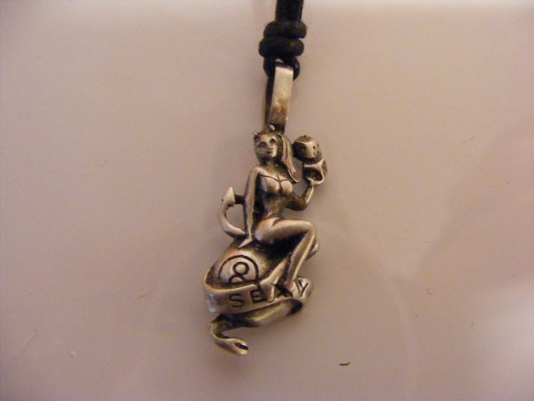 Medalion BAD GIRL argintiu model 2 UK