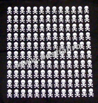 Bandana cranii cu oase aliniate pe fond negru