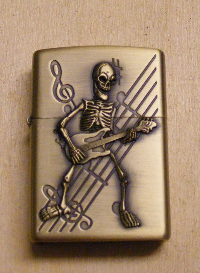 Bricheta aurie tip Zippo SCHELET CU CHITARA