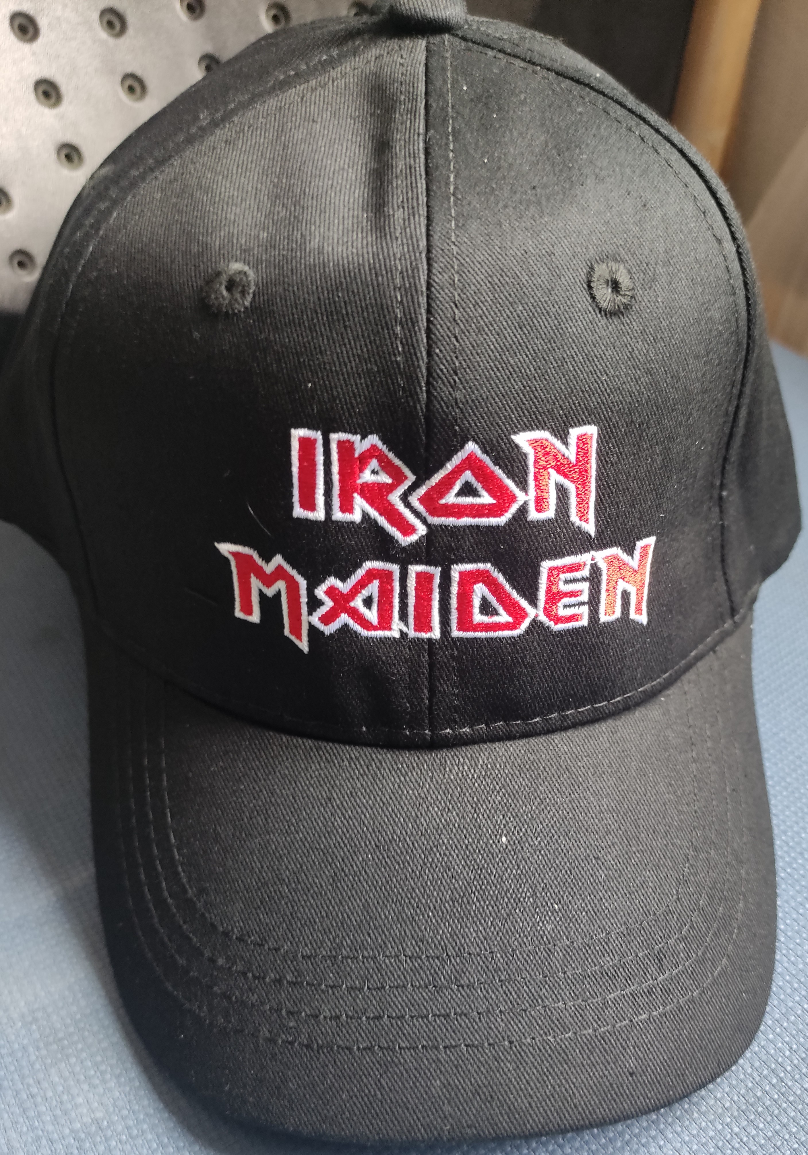Sapca baseball Iron Maiden Logo rosu/alb