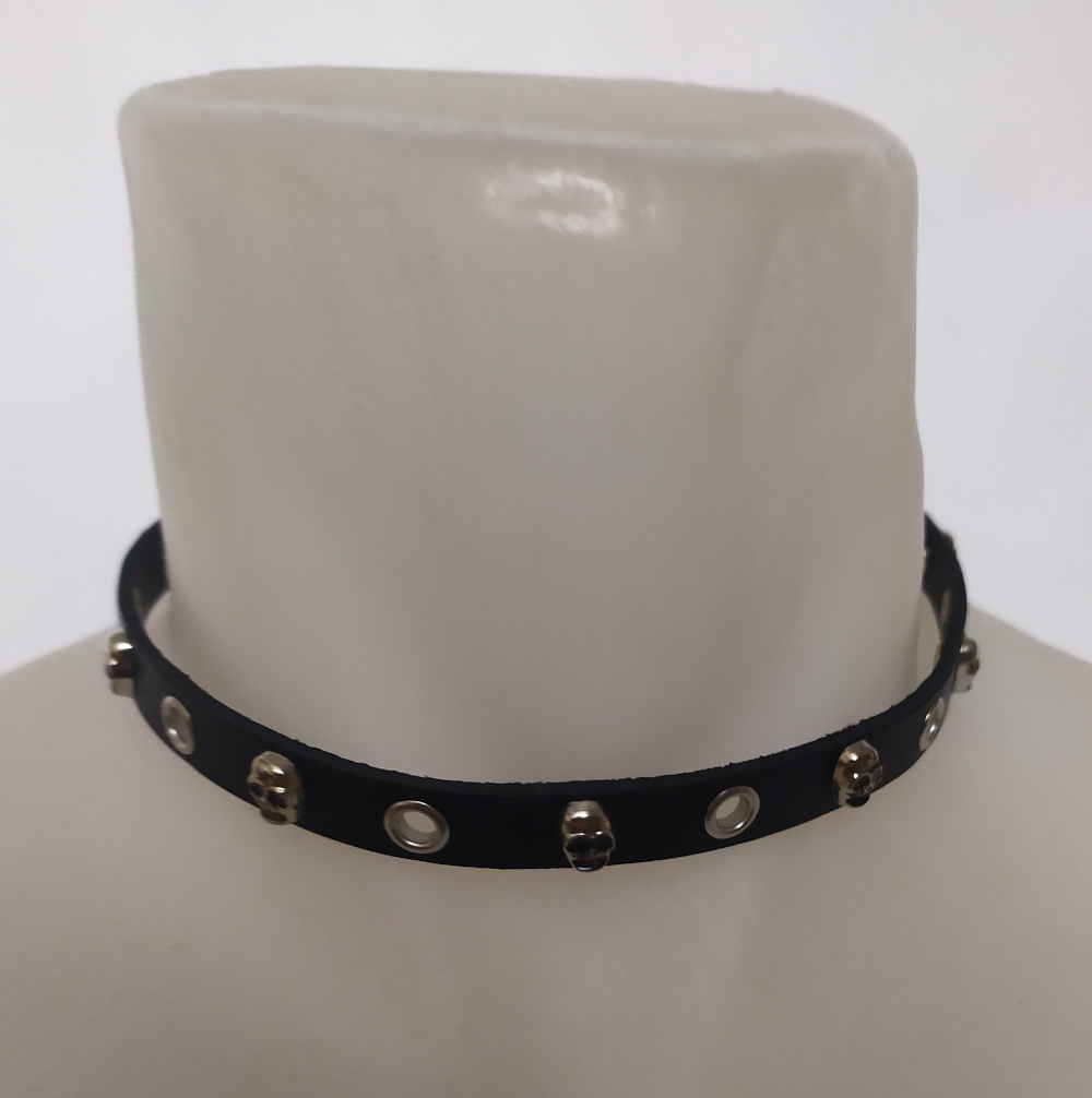 Zgarda (chocker) din imitatie de piele cu cranii si gauri