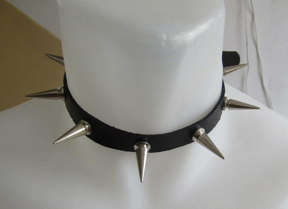 Zgarda (chocker) imitatie piele cu tepi foarte lungi (2 cm)