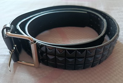 Curea Cu Trei Randuri De Piramide Negre (JHN) Curea Cu Trei Randuri De Piramide Negre (JHN)