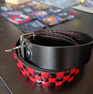 Curea ska cu trei randuri de piramide rosii si negre (JHN) Curea ska cu trei randuri de piramide rosii si negre (JHN)