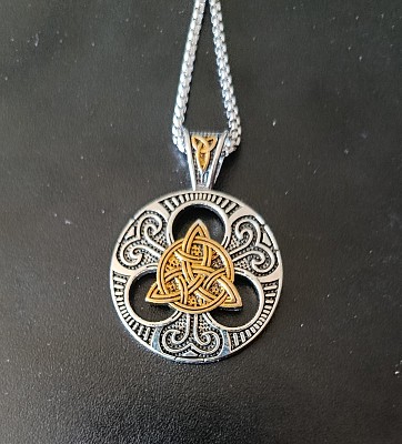 Medalion Celtic Knot rotund cu lant (JBG) Medalion Celtic Knot rotund cu lant (JBG)